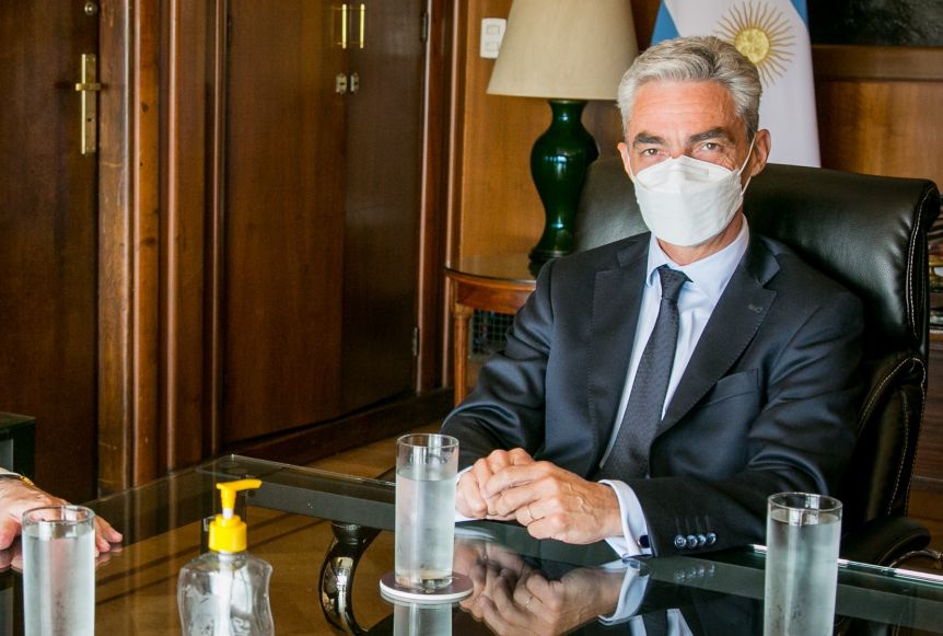 El ministro Meoni fue internado por problemas cardíacos pero se encuentra bien