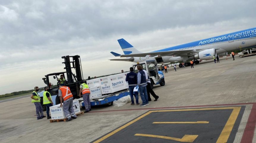 Llega el cuarto vuelo desde Rusia con la vacuna Sputnik V: cuántas dosis trae