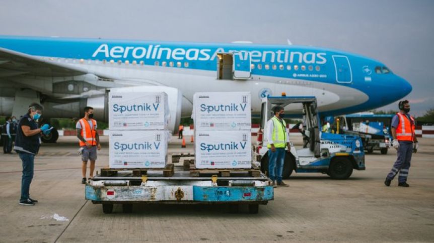Llegó el cuarto: aterrizó el vuelo con 400 mil dosis de la vacuna Sputnik V