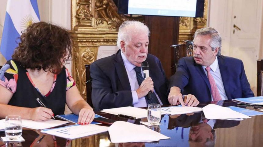 Encuesta: “Los funcionarios vacunados de manera irregular deberían renunciar”