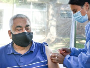La otra interna de los intendentes opositores: los 33 que no se vacunaron vs. los 32 que sí