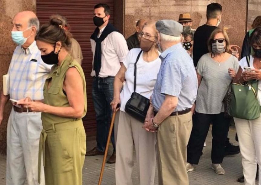 Concierto de jubilados haciendo cola en el Luna Park para vacunarse: el enojo en las redes
