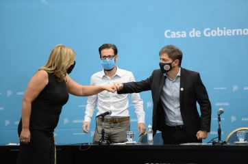Duras críticas y balance territorial en la firma de convenios para la construcción de viviendas
