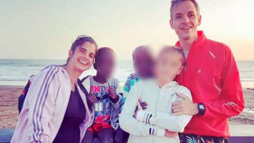 Se agrava la situación de la pareja de San Martín que abandonó a los hermanos africanos