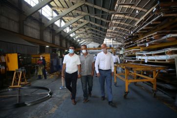 Espinoza y Merediz recorrieron empresa de fabricación de señaletica