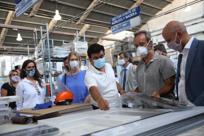 Espinoza y Merediz recorrieron empresa de fabricación de señaletica