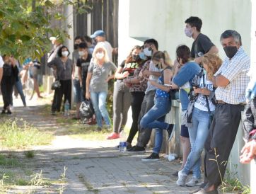 La Plata en alerta: largas filas en hospitales para hisoparse
