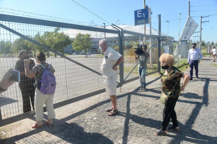 Un partido de fútbol generó idas y vueltas con la vacunación de adultos mayores