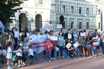 Día uno de las restricciones: persianas cerradas a las 19 y colegios privados movilizados