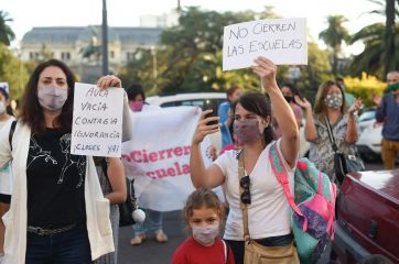 Día uno de las restricciones: persianas cerradas a las 19 y colegios privados movilizados