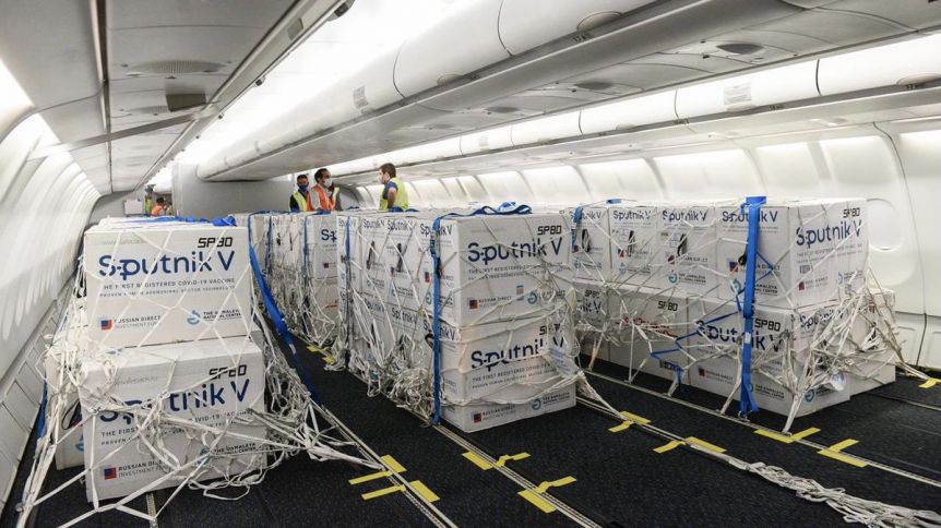 Llega un nuevo vuelo de Moscú con más dosis de la vacuna Sputnik V