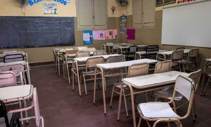 Otro municipio da marcha atrás a las clases presenciales