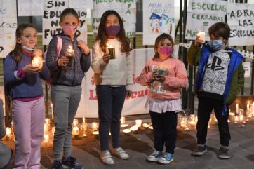 Bajo la consigna “Abran las escuelas”, padres prendieron velas en la puerta de Gobernación
