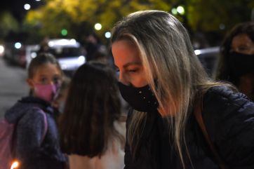 Bajo la consigna “Abran las escuelas”, padres prendieron velas en la puerta de Gobernación