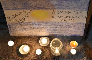 Bajo la consigna “Abran las escuelas”, padres prendieron velas en la puerta de Gobernación