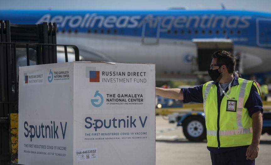 Sale a la madrugada el decimosexto vuelo de Aerolíneas para traer vacunas Sputnik V