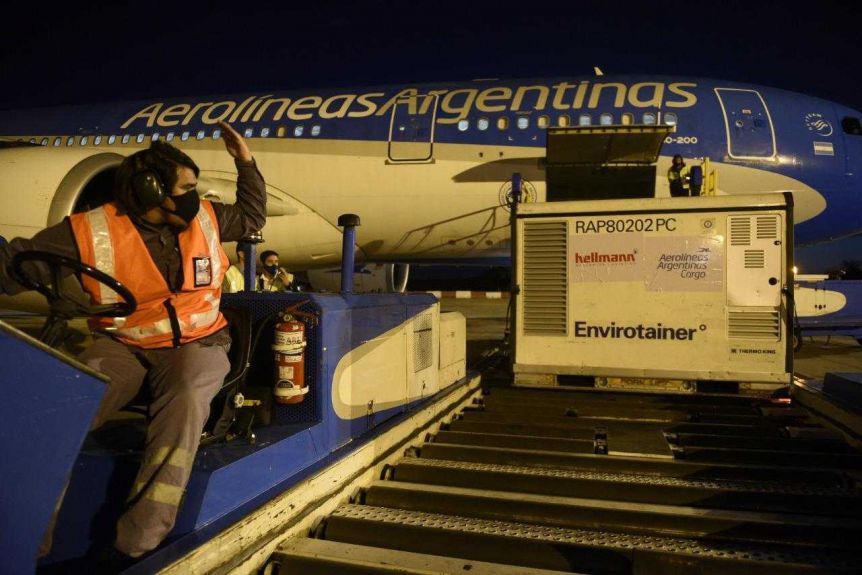 Llegaron más de 650.000 dosis de AstraZeneca y esta tarde arriban más vacunas Sputnik V