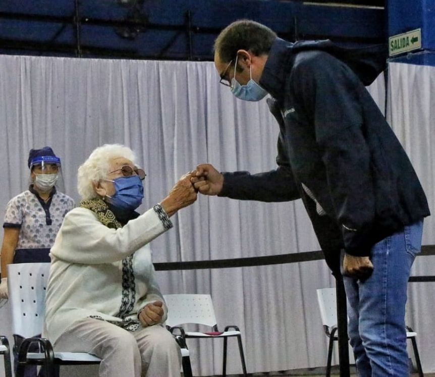 Municipio lanza programa para vacunar a adultos mayores que no se inscribieron