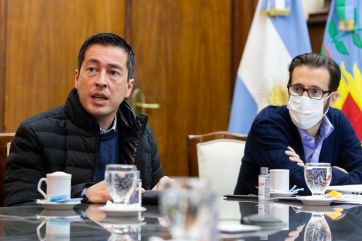 Kicillof se subió al caballo de las obras del FIM para 107 municipios y la oposición lo cruzó