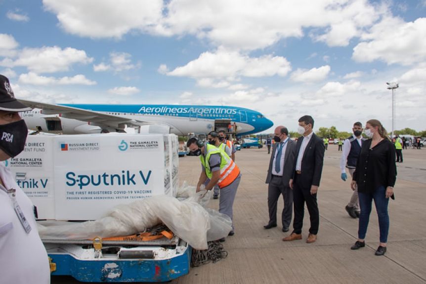 Más vacunas: arriba esta noche un vuelo de Aerolíneas con 800 mil dosis de Sputnik V