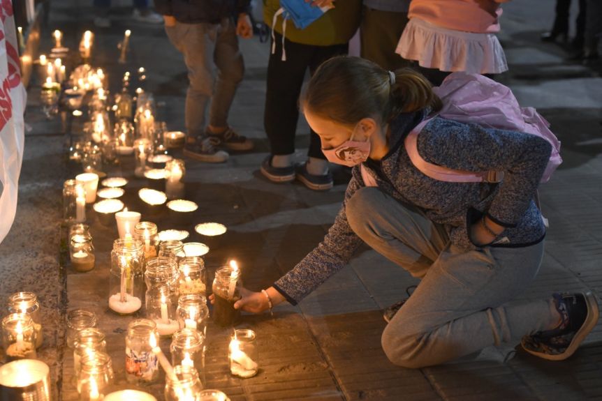 Vuelve la vigilia a la puerta de la Gobernación por el retorno a la presencialidad