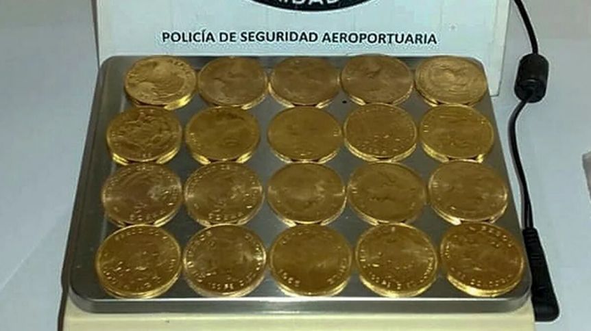 Imputaron a un hombre que intentó llevar 107 monedas de oro en un vuelo