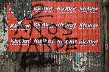 Afiches de Kicillof en La Plata con tono sciolista