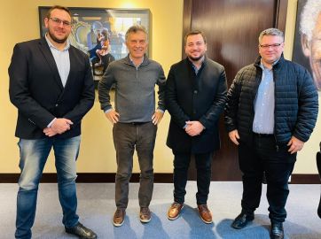 Foto de Santilli con intendentes y La Territorial y contraataque macrista