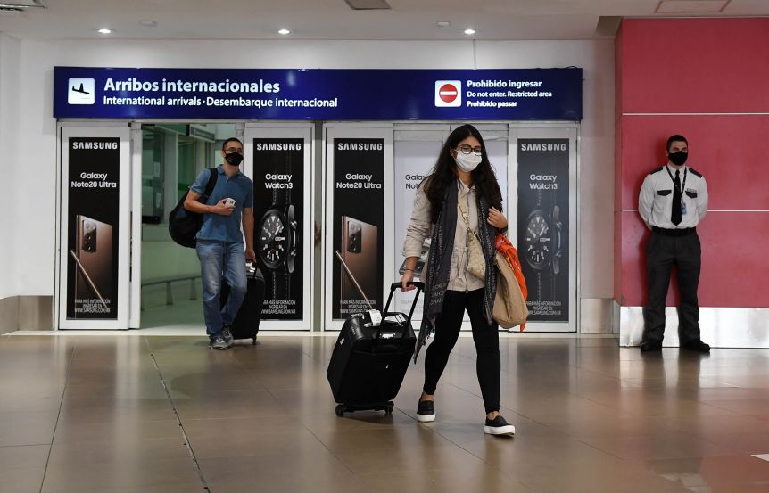 Extienden las restricciones vigentes y limitan el ingreso de personas al país