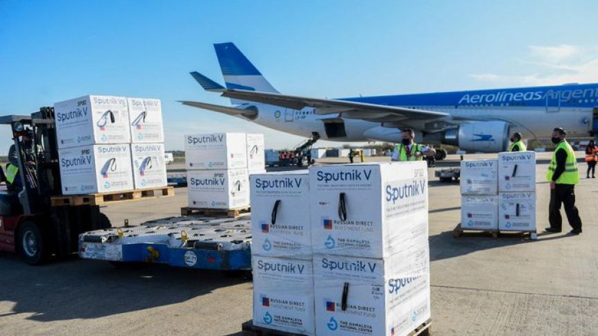 Un nuevo vuelo de Aerolíneas traerá dosis de Sputnik V para sumarlas al plan de vacunación