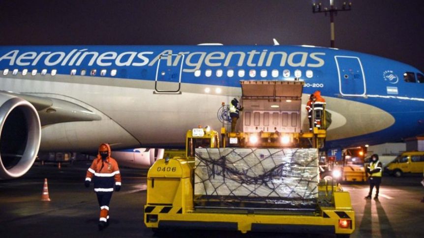 Llegó de noche y se fue de madrugada: salió otro vuelo hacia Rusia para traer más Sputnik