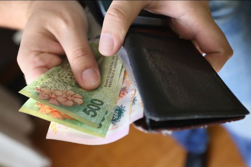 Los salarios aumentaron 3,2% en abril con respecto al mes anterior