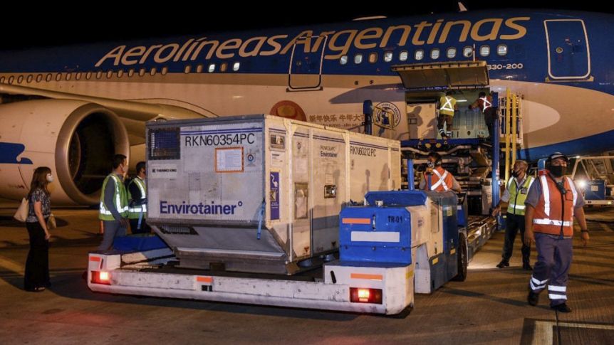 Llegó el vuelo de Aerolíneas Argentinas del megaoperativo para traer vacunas de China