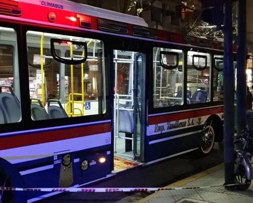 Viajaba en colectivo y fue apuñalado tras pedir distancia social