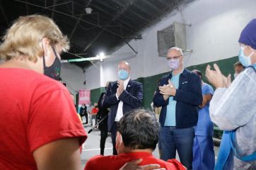 Insaurralde y Gollan visitaron postas de vacunación y destacaron la campaña de la Provincia