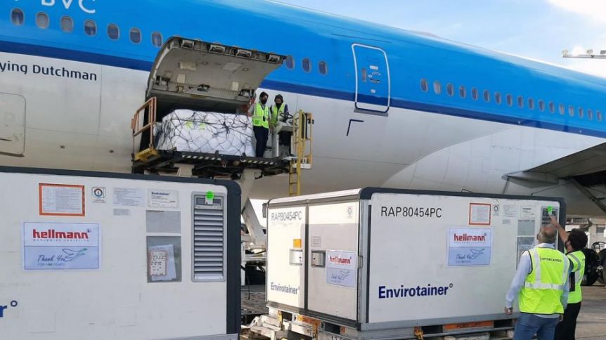 Llegó otro vuelo con vacunas y Argentina se acerca a las 30 millones de dosis
