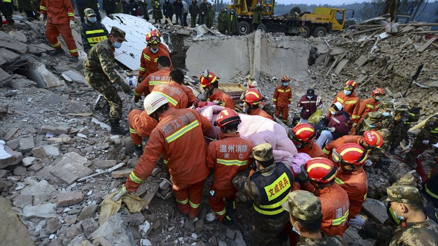 China: un muerto y decenas de desaparecidos tras el derrumbe de un hotel