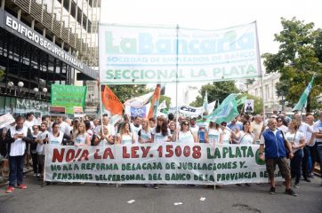 Kicillof deroga una ley de Vidal y modifica el régimen jubilatorio del Banco Provincia