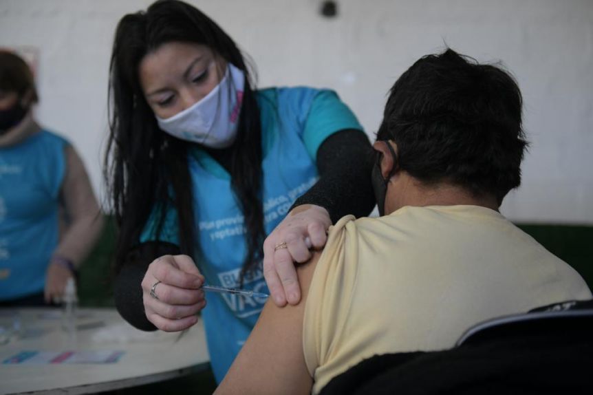 Comenzó la vacunación libre contra el coronavirus para mayores de 30