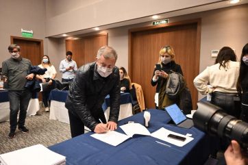 Monzó, uno de los primeros en firmar en la lista de Manes