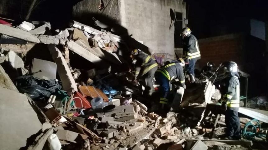 Dos mujeres fallecieron tras el derrumbe de una casa en Lomas de Zamora