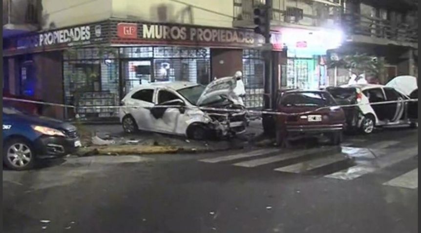 Cruzó en rojo, mató a una mujer e incendió otro vehículo