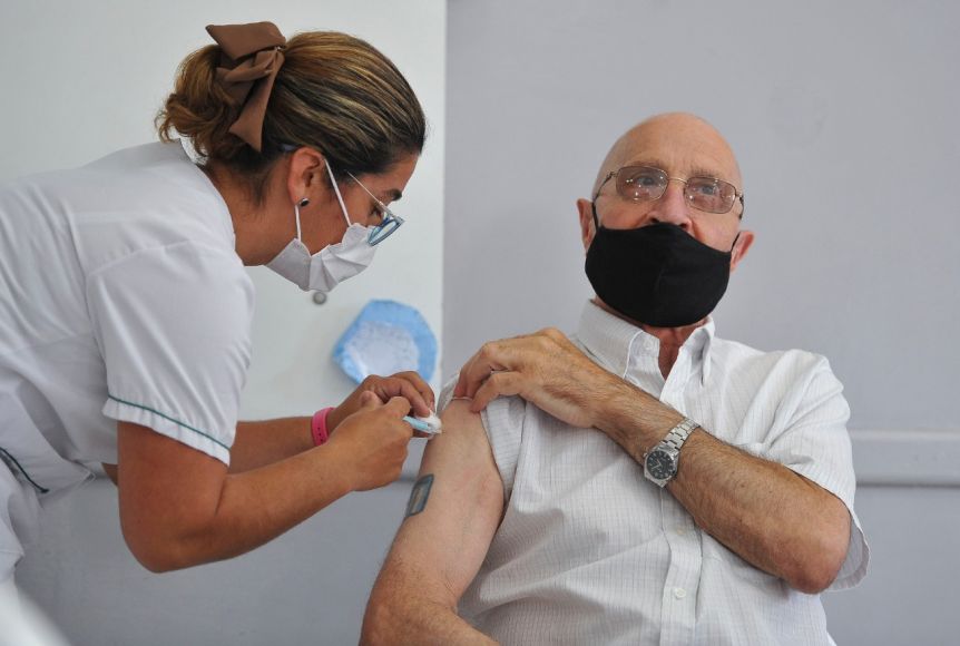 Expectativa por los resultados de la combinación de vacunas, ante la escasez de segundas dosis