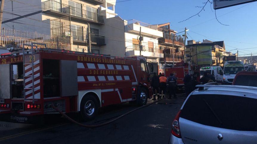 Dos bomberos voluntarios murieron tras un incendio en Caseros