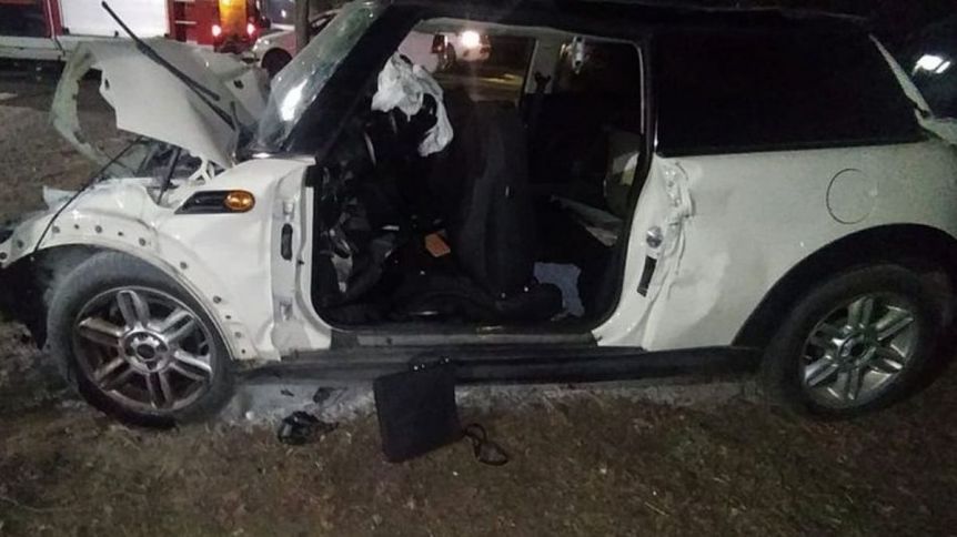 Dos jóvenes de 17 años fallecieron tras chocar en un Mini Cooper contra un árbol