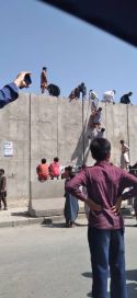 Miles de personas intentan huir de Kabul en medio del caos