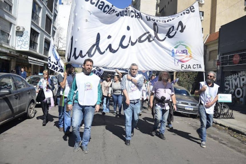 Tras docentes y estatales, la Provincia convocó a paritarias a los judiciales