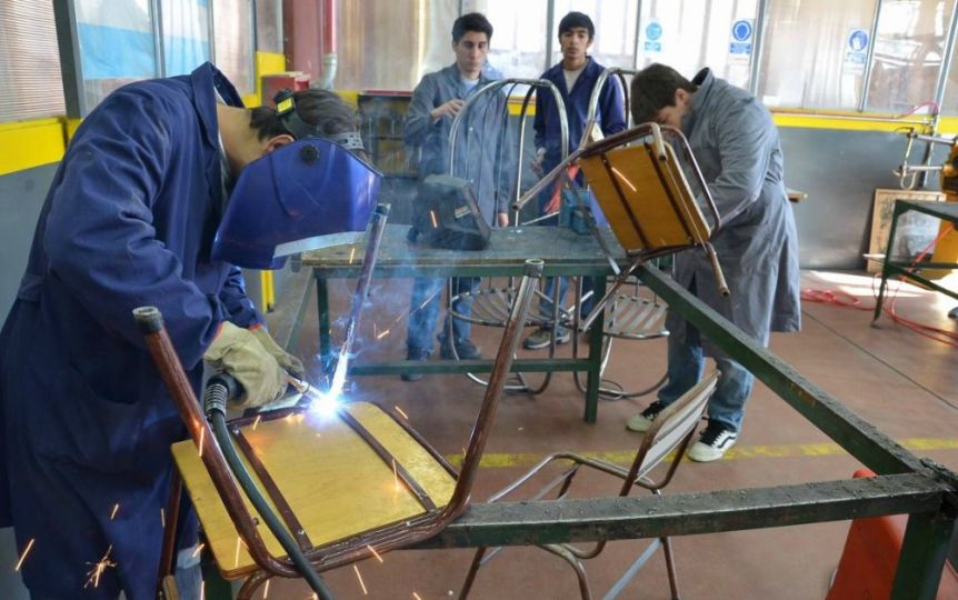 Apuntan a Vila por las trabas para dar talleres en escuelas técnicas de la Provincia