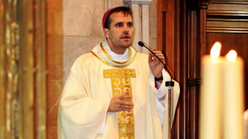 Apostó al amor: obispo renunció a su cargo por una escritora erótica
