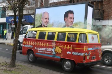 Entre la algarabía, el color y cuestionamientos, Santilli cerró su campaña en La Plata